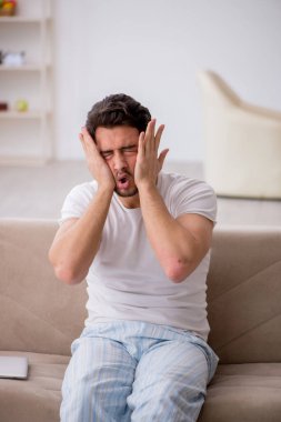 Genç tembel adam güne evde başlıyor.