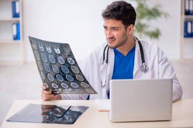 Klinikte çalışan genç bir radyolog.