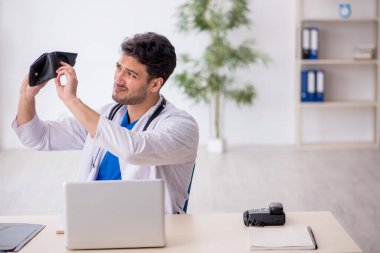 Genç doktor maaş konseptinde.