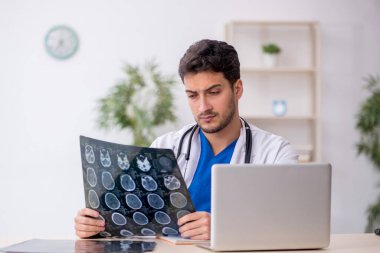 Klinikte çalışan genç bir radyolog.