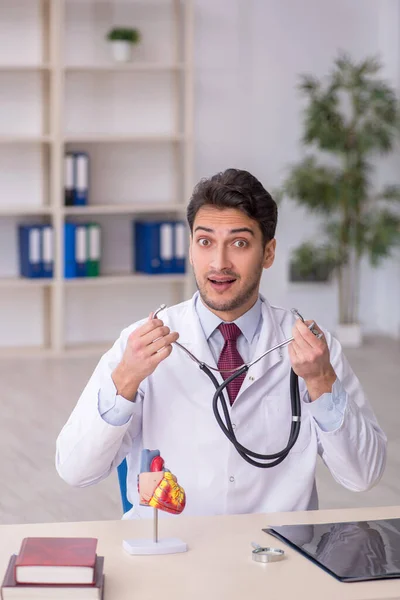 Ung Läkare Kardiolog Arbetar Kliniken — Stockfoto