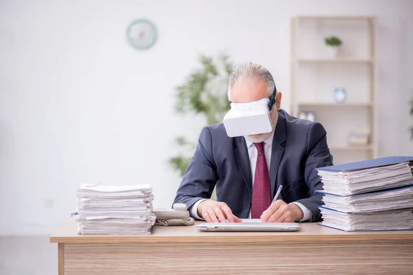 職場で仮想眼鏡をかける従業員 — ストック写真