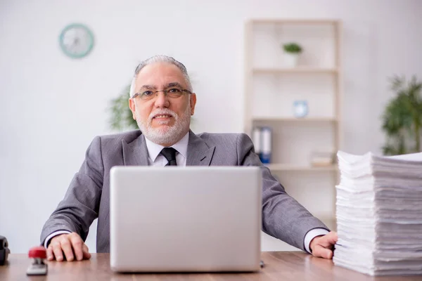 stock image Old employee working in the office