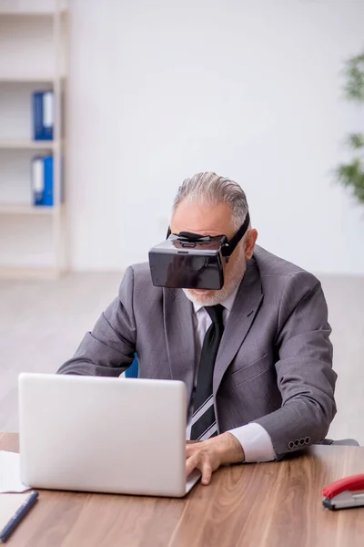 Régi Alkalmazott Élvezi Virtuális Szemüveg Munkahelyen — Stock Fotó