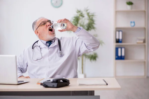 Old Doctor Working Clinic — Stock Photo, Image