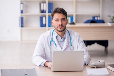 Teletıp konseptinde genç doktor