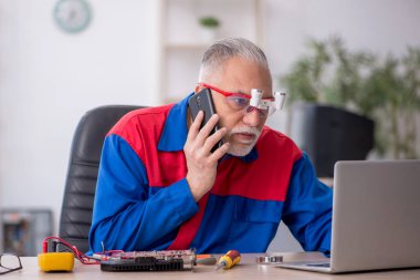 Laboratuvarda eski bir tamirci bilgisayar tamir ediyordu.