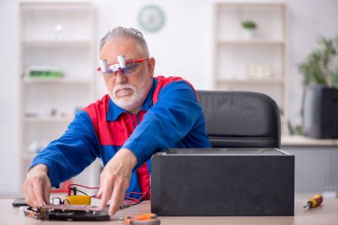 Laboratuvarda eski bir tamirci bilgisayar tamir ediyordu.