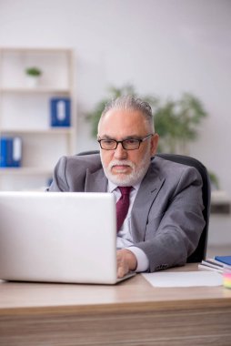 Old employee unhappy with excessive work at workplace