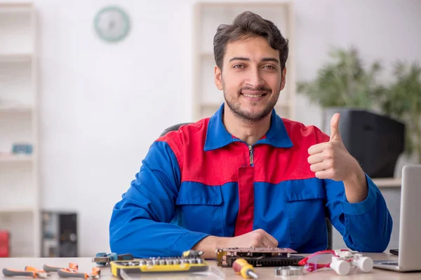 Νεαρός Επισκευαστής Υπολογιστών Στο Εργαστήριο — Φωτογραφία Αρχείου