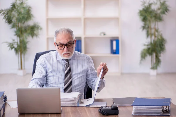 Old Boss Employee Too Much Work Workplace — Stockfoto