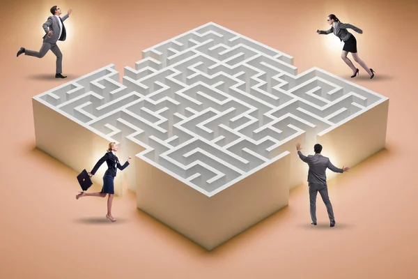 Business People Trying Find Way Out Maze — Zdjęcie stockowe