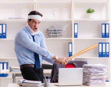 Ofiste çalışan yaralı genç adam.