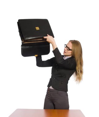 Uzun masada oturan kadın çalışan beyazın üzerinde tek başına.