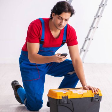 İçeride çalışan yakışıklı müteahhit.