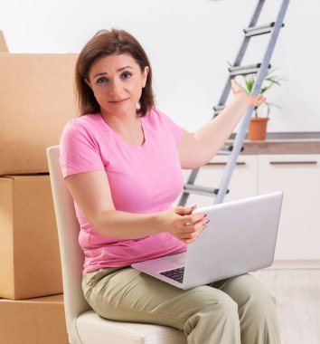 Ev geliştirme konseptinde dizüstü bilgisayarı olan orta yaşlı kadın.