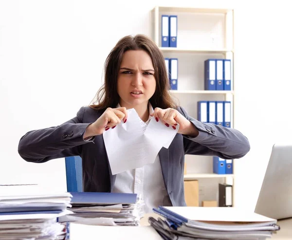 Young Female Employee Unhappy Excessive Work — Photo