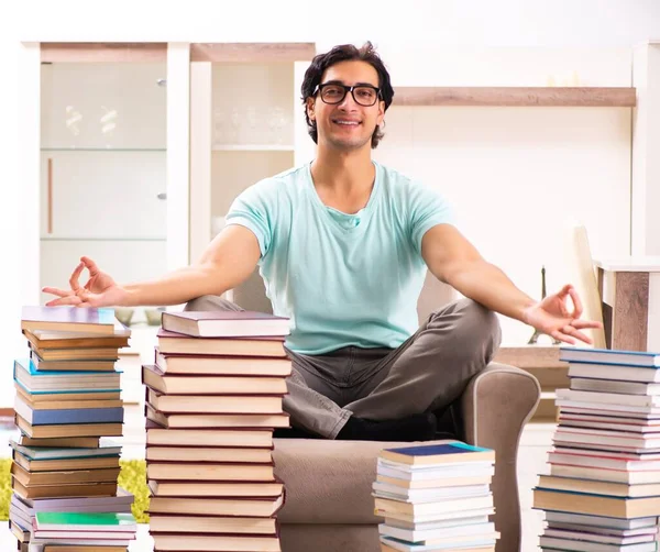 Estudiante Masculino Con Muchos Libros Casa —  Fotos de Stock