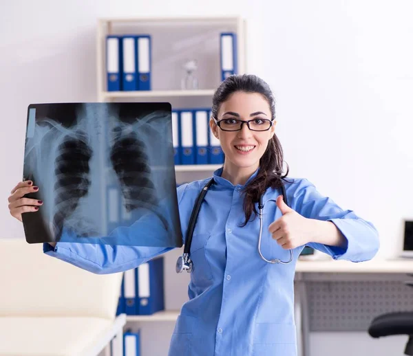 Young Female Doctor Radiologist Working Clinic — Φωτογραφία Αρχείου