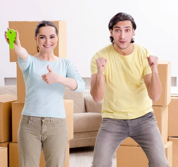 Young Pair Moving New Apaprtment — Stock Photo, Image