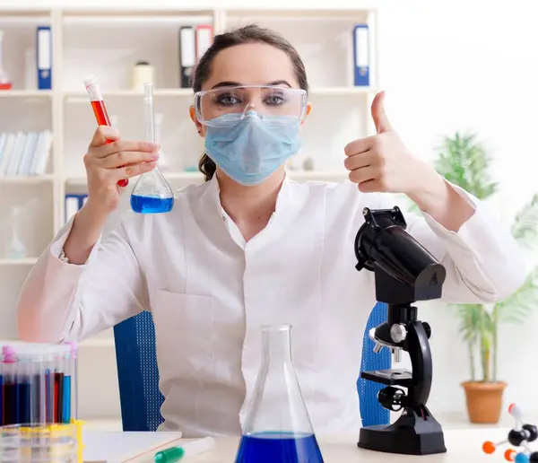 Jonge Vrouwelijke Chemicus Die Het Lab Werkt — Stockfoto