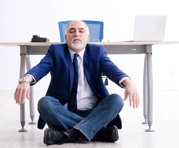 Aged Businessman Doing Yoga Exercises Office — Fotografia de Stock