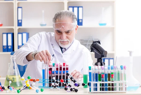 Laboratuvarda Çalışan Yaşlı Erkek Kimyager — Stok fotoğraf