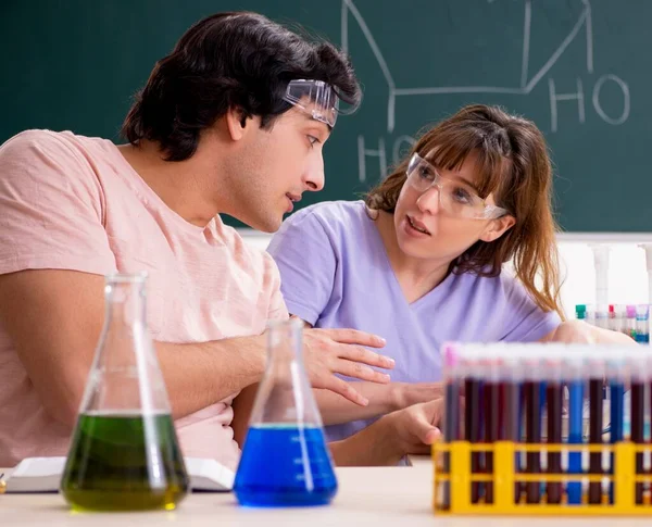 Dois Estudantes Química Sala Aula — Fotografia de Stock