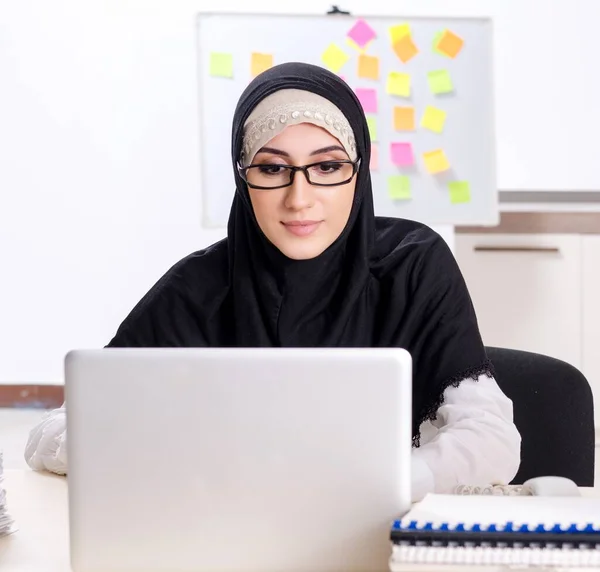 Femeia Angajată Hijab Care Lucrează Birou — Fotografie, imagine de stoc
