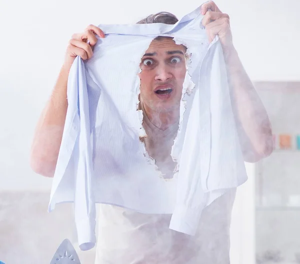 Der Unaufmerksame Ehemann Verbrennt Kleidung Beim Bügeln — Stockfoto
