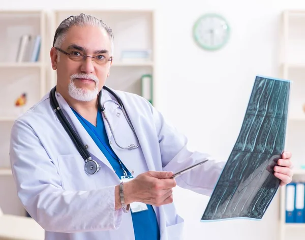 Den Gamla Manliga Läkaren Som Arbetar Kliniken — Stockfoto
