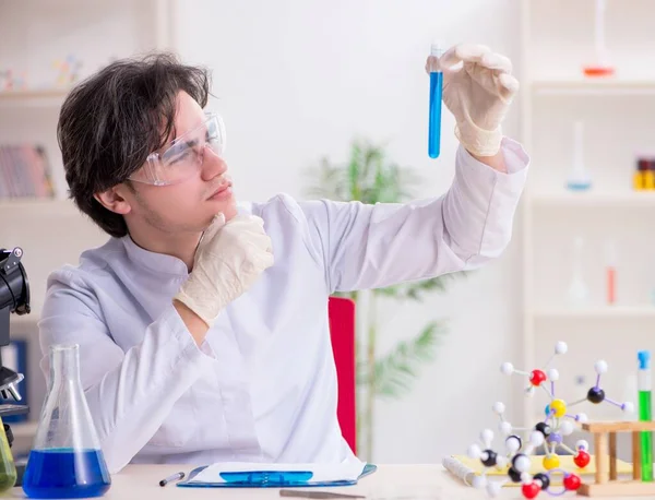 Jonge Mannelijke Biochemicus Die Het Lab Werkt — Stockfoto