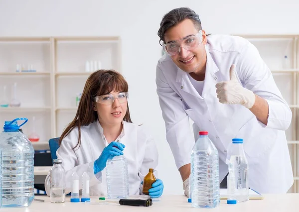 Los Dos Químicos Que Trabajan Laboratorio — Foto de Stock