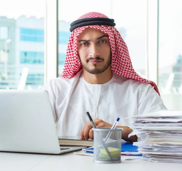 Den Arabiska Affärsmannen Som Arbetar Kontoret — Stockfoto