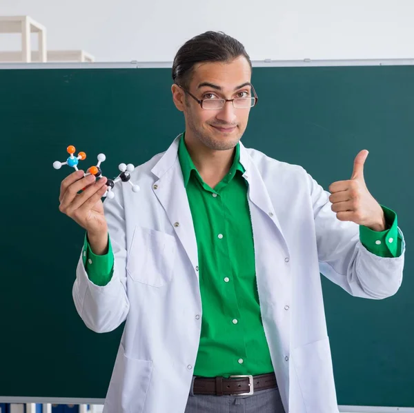 Mladý Učitel Chemie Před Tabulí — Stock fotografie