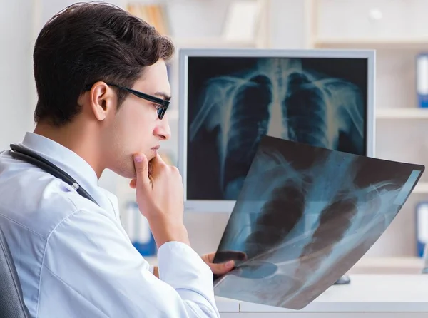 Den Unga Kvinnan Besöker Radiolog För Röntgenundersökning — Stockfoto
