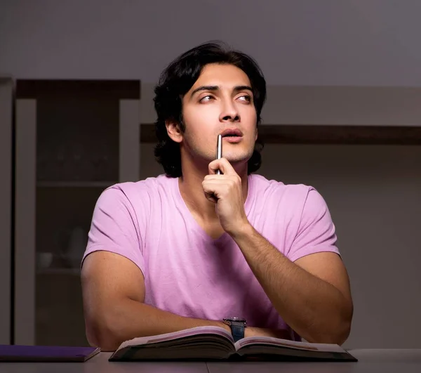 Erkek Yakışıklı Öğrenci Evde Sınavlara Hazırlanıyor — Stok fotoğraf