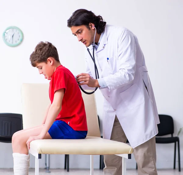 Der Bein Verletzte Junge Besucht Einen Jungen Arzt — Stockfoto