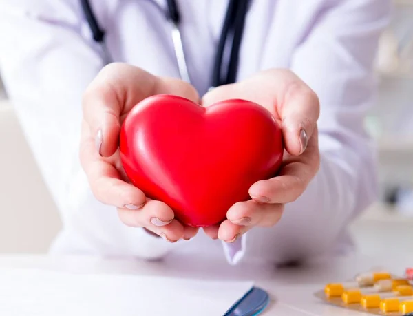 Orvos Kardiológus Vörös Szívvel Kórházban — Stock Fotó