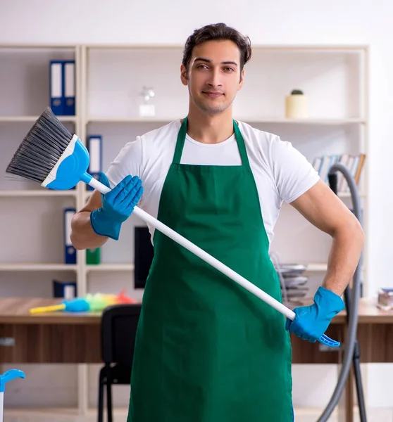 Die Junge Hübsche Lohnunternehmerin Putzt Das Büro — Stockfoto