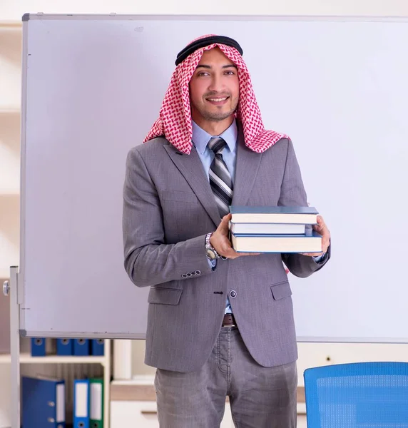 若いですハンサムなアラブの先生はスーツを着て — ストック写真