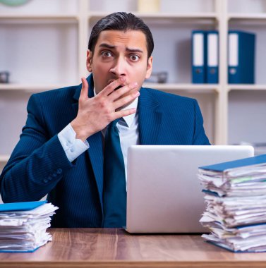 Ofiste çalışan yakışıklı genç işadamı.