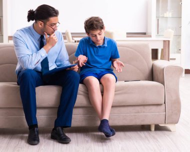 İnternet bağımlısı çocuk erkek doktoru ziyaret ediyor.