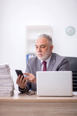 Old employee unhappy with excessive work at workplace