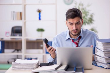 Ofiste çalışan genç işadamı.