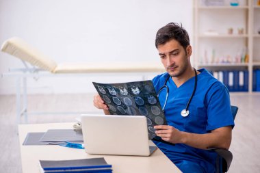 Klinikte çalışan genç bir radyolog.