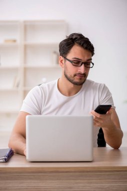 Genç çalışan işyerinde oturuyor.