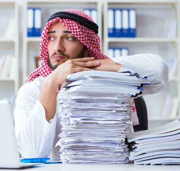 Empresario Árabe Trabajando Oficina Haciendo Papeleo Con Montón Papeles —  Fotos de Stock