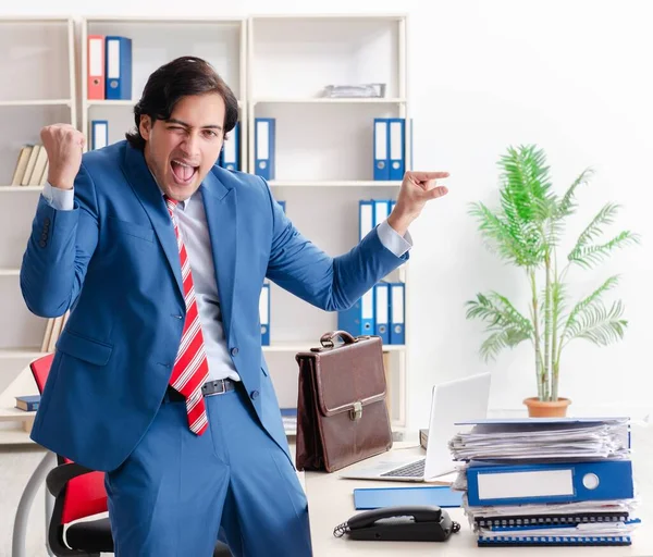 Mladý Šťastný Mužský Zaměstnanec Kanceláři — Stock fotografie