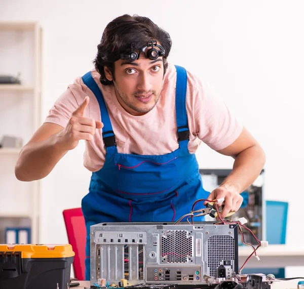 修理计算机的年轻男性承包商 — 图库照片